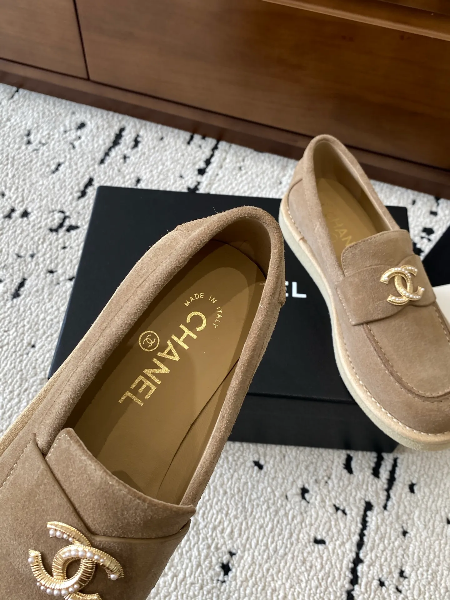 👟👟Ex-factory price 620👟👟High-end notebook 🍀2025 autumn and winter new Chanel Chanel entrance hardware buckle, Loaf loafers, can be worn all year round. No matter when you wear it, it is very high-end and durable. Go shopping and attract attention on the street! Easily travel between commuting and leisure occasions, and become a carefree fashionable and elegant woman ~ Upper: cowhide/cow nubuck leather/open edge beads Inner: lambskin Sole: Italian raw rubber outsole leather strip Code number: 35-39 (40/41 customized, non-refundable and non-exchangeable 👉 Buy now👉 Buy now👉 Buy now👉